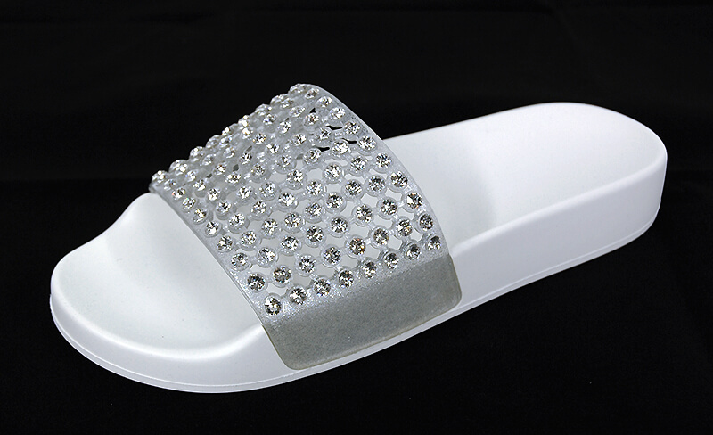 Шлепанцы белые резиновые пляжные с камнями Swarovski от Menghi, 2047/CRI